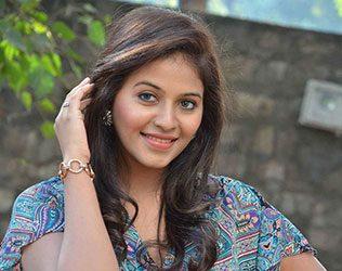 Anajali caught watching Nuvve Kavali Movie