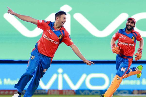 IPL 10 Pune Vs Gujarat -Tripati Steven Smith Bowling