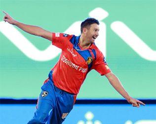 IPL 10 Pune Vs Gujarat -Tripati Steven Smith Bowling
