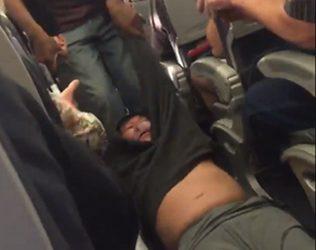 Police Forcibly Remove Passenger Overbook Behest United Airlines