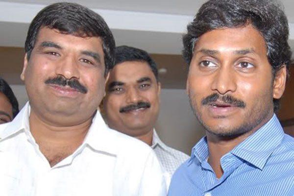 YSRCP Social Media Cell Incharge Madhusudhan Reddy Appear Before Police