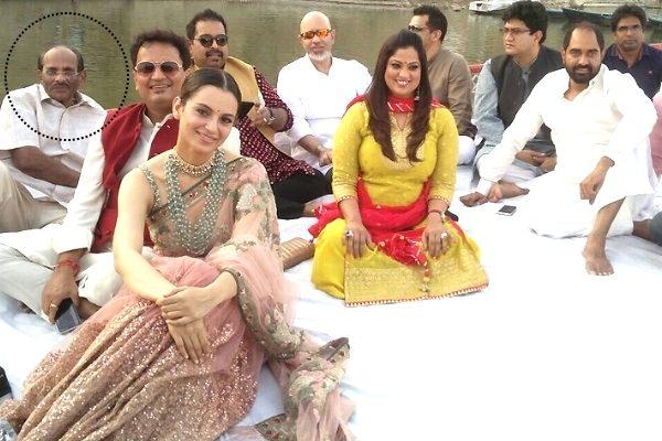 Kangana Ranaut Watched Baahubali 2 and Touched Rajamouli's Father Feet!
