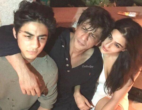 Pic Talk: Shah Rukh Khan & Son Aryan Khan with Sizzling Sara Ali Khan