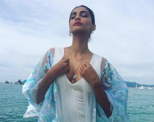 Sonam Kapoor Oh My God! Sea Beauty!