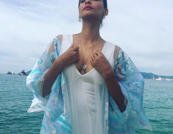 Sonam Kapoor Oh My God! Sea Beauty!