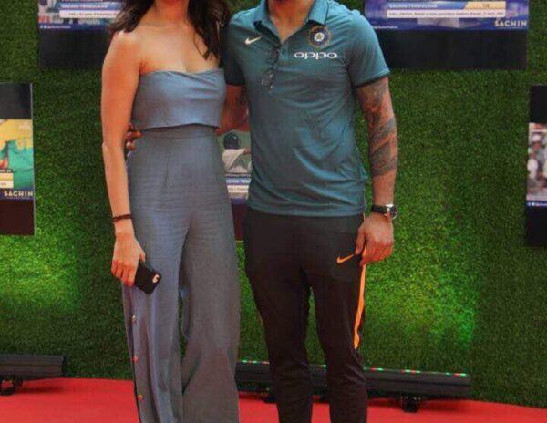 Virat Kohli-Anuskha Sharma Hand in Hand, Lovers