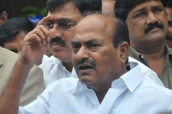 JC Diwakar Reddy Ruckus in Vishakapatnam Airport