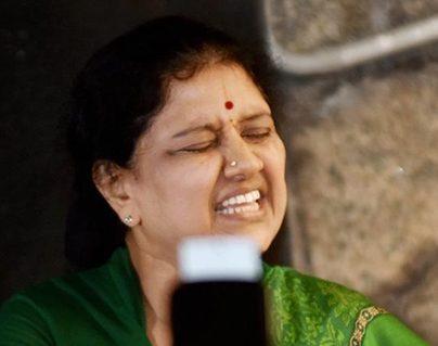 Sting Operation Sasikala Natarajan and Panneerselvam camps bribed MLA