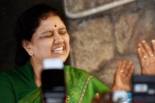 Sting Operation Sasikala Natarajan and Panneerselvam camps bribed MLA