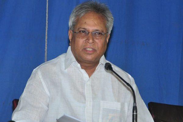 Undavalli Aruna Kumar Trying to Confuse People?
