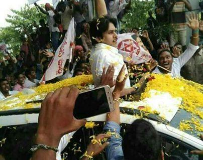 Human Sea Welcomes Pawan Kalyan in Visakhapatnam