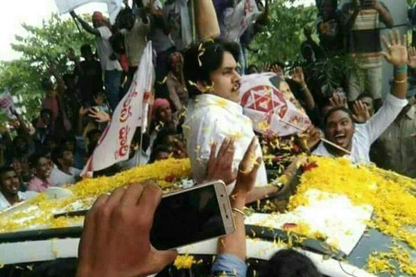 Human Sea Welcomes Pawan Kalyan in Visakhapatnam