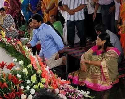ys jagan ys sharmila pay-floral-tributes-to-ysr-on-his-68th-birth-anniversary