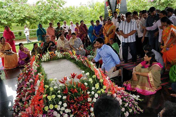 ys jagan ys sharmila pay-floral-tributes-to-ysr-on-his-68th-birth-anniversary