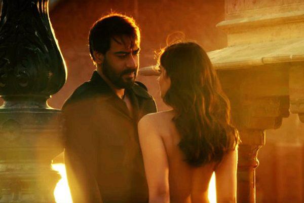 Ileana D'Cruz Dropped the Jacket on Her Own!