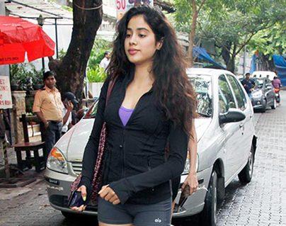 Jhanvi Kapoor with Knee Band, OMG! Is She Hurt