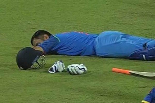 MS Dhoni Sleeps On The Field As Crowd Trouble Stops Match