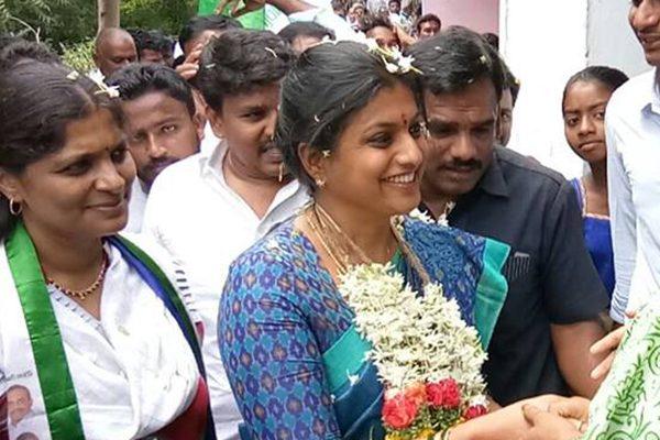 On Whose Side is Roja - Shilpa Mohan Reddy or Bhuma Akhila Priya?