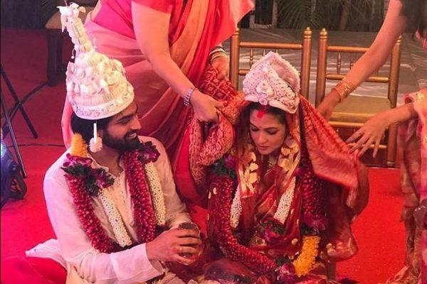 Pregnant Riya Sen Gets Secretly Married