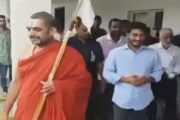 Chinna Jeeyar to Mediate Between YS Jagan and BJP