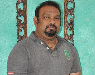 Mahesh Kathi comments on pawan kalyan fans about Renu Desai controversy