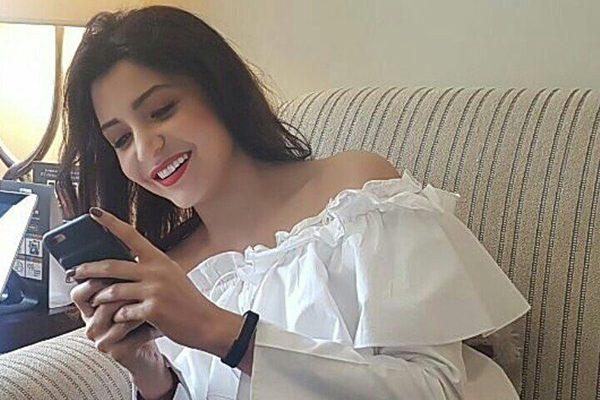 anushka sharma distributes nush garments to teammates