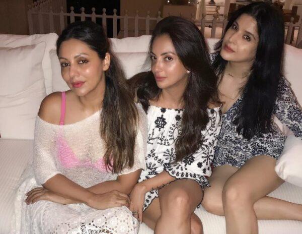 Fans Think SRK Wife Gauri Khan Exposing Too Much