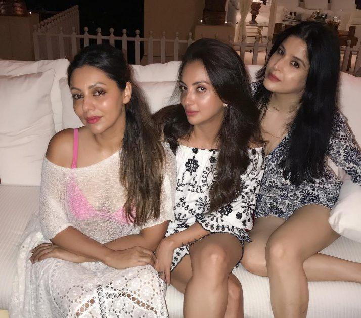Fans Think SRK Wife Gauri Khan Exposing Too Much