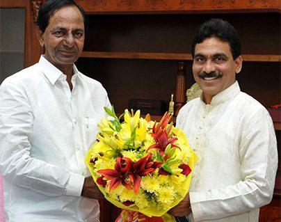 Pic Talk: Lagadapati Join Hands with KCR