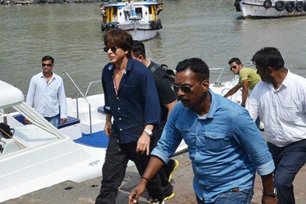 Shah Rukh Khan Gets Nicely from a Localite to Behave!