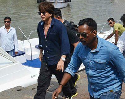 Shah Rukh Khan Gets Nicely from a Localite to Behave!