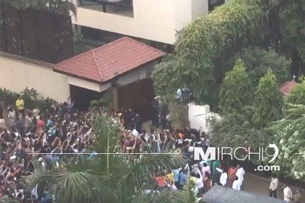 Watch Fans Crowded At Amitabh Bachchan Home Jalsa 