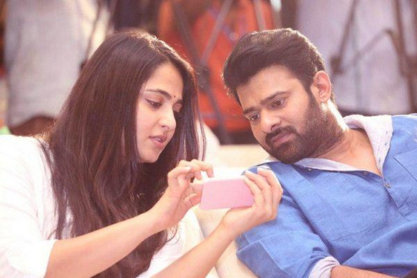 Kitchen-Rumour-on-Anushka-Shetty-Checking-Prabhas'-Phone