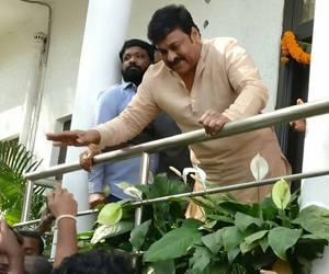 Chiranjeevi-with-Fans-at-His-Residence-Photos