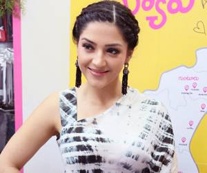 Mehreen-Pirzada-Launches-B-New-Mobile-Store