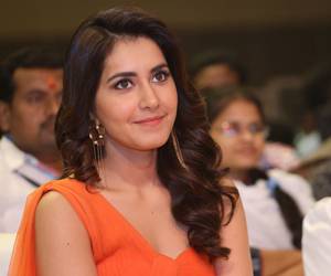 Raashi-Khanna-at-Tholi-Prema-Audio-Launch-Stills