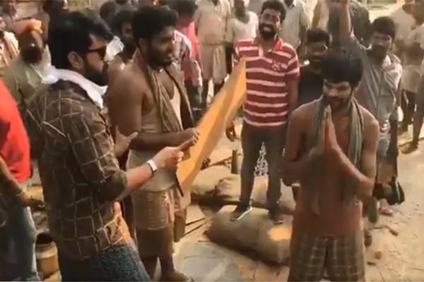 Ram-Charan-Fun-Between-'Rangasthalam'-Shoots
