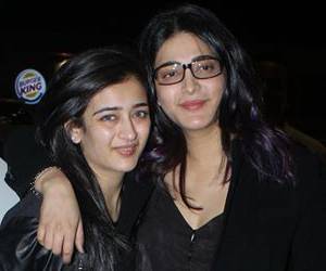Shruti-Haasan-Poses-With-Akshara-Haasan-Photos-Stills