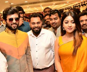 Vijay-Deverakonda,-Anu-Emmanuel-Launches-KLM-Mall-Photos
