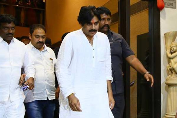 pawan kalyan fans breaks hotel window glasses