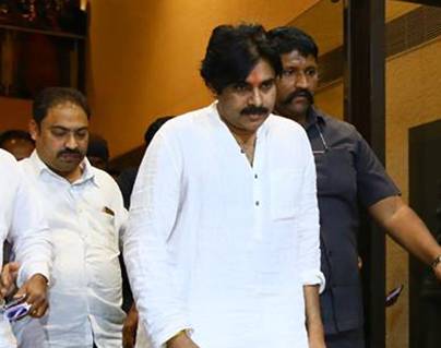 pawan kalyan fans breaks hotel window glasses