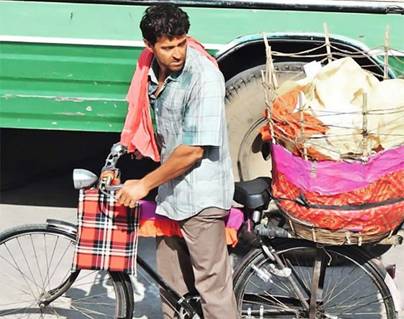 Hrithik-Roshan-Hero-Selling-Papads-on--Streets!