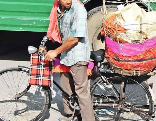 Hrithik-Roshan-Hero-Selling-Papads-on-Streets!
