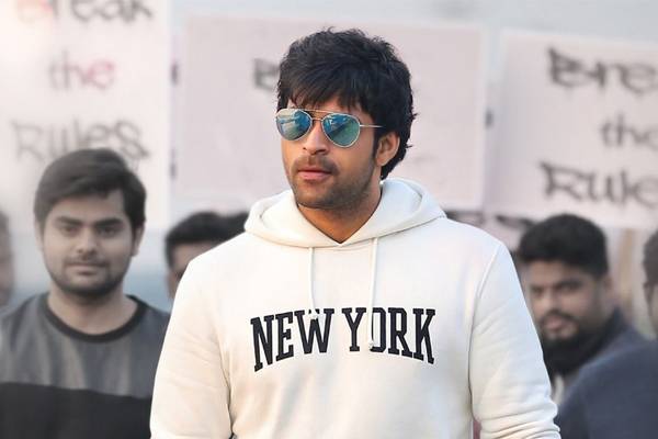 Rare-Feat-By-Varun-Tej---Courtesy-Tholi-Prema
