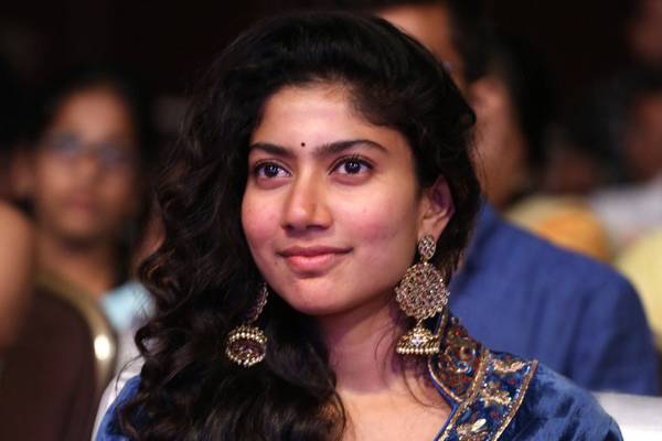 Sai-Pallavi-Silently-Bearing-the-Brunt!