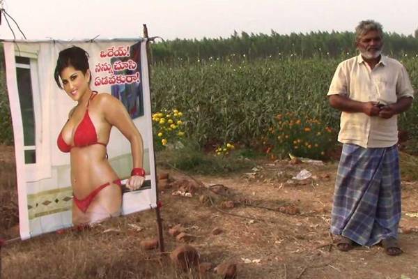 Sunny-Leone---The-Hottest-Lady-Used-as-'Dhisti-Bomma'!