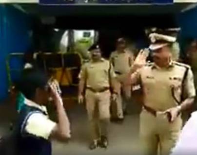 Bengaluru-Police-Commissioner-Saluting--Schoolboy