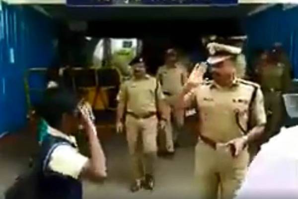 Bengaluru-Police-Commissioner-Saluting-Schoolboy