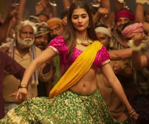 Pooja-Hegde-Jigelu-Rani-Song-Working-Stills---Rangasthalam
