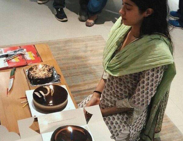 Sridevi-Daughter-Jhanvi-Kapoor-at-Orphanage-@21